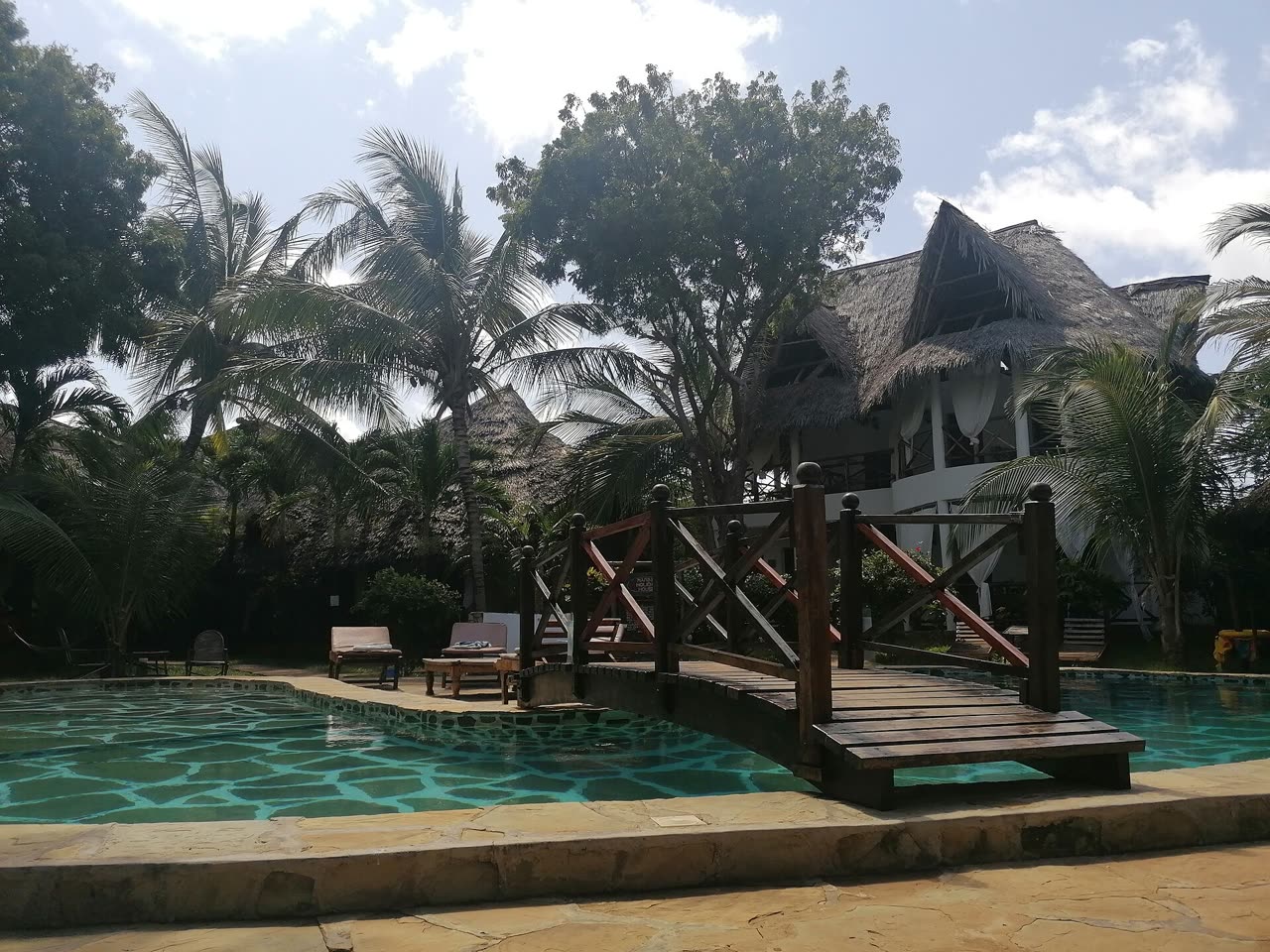 Villa garden and swimming pool maintained in Dubai